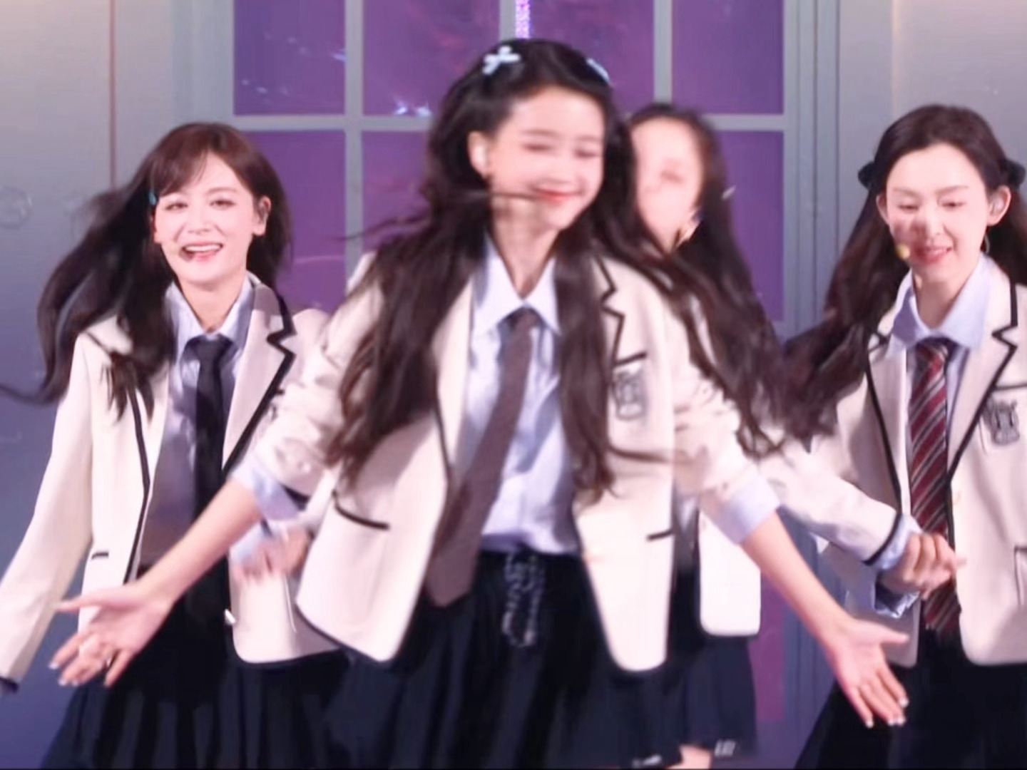 孙怡跑过来这段 孙怡跑过来这段我脑袋里自动播放ditto了。。。浪姐二公直播