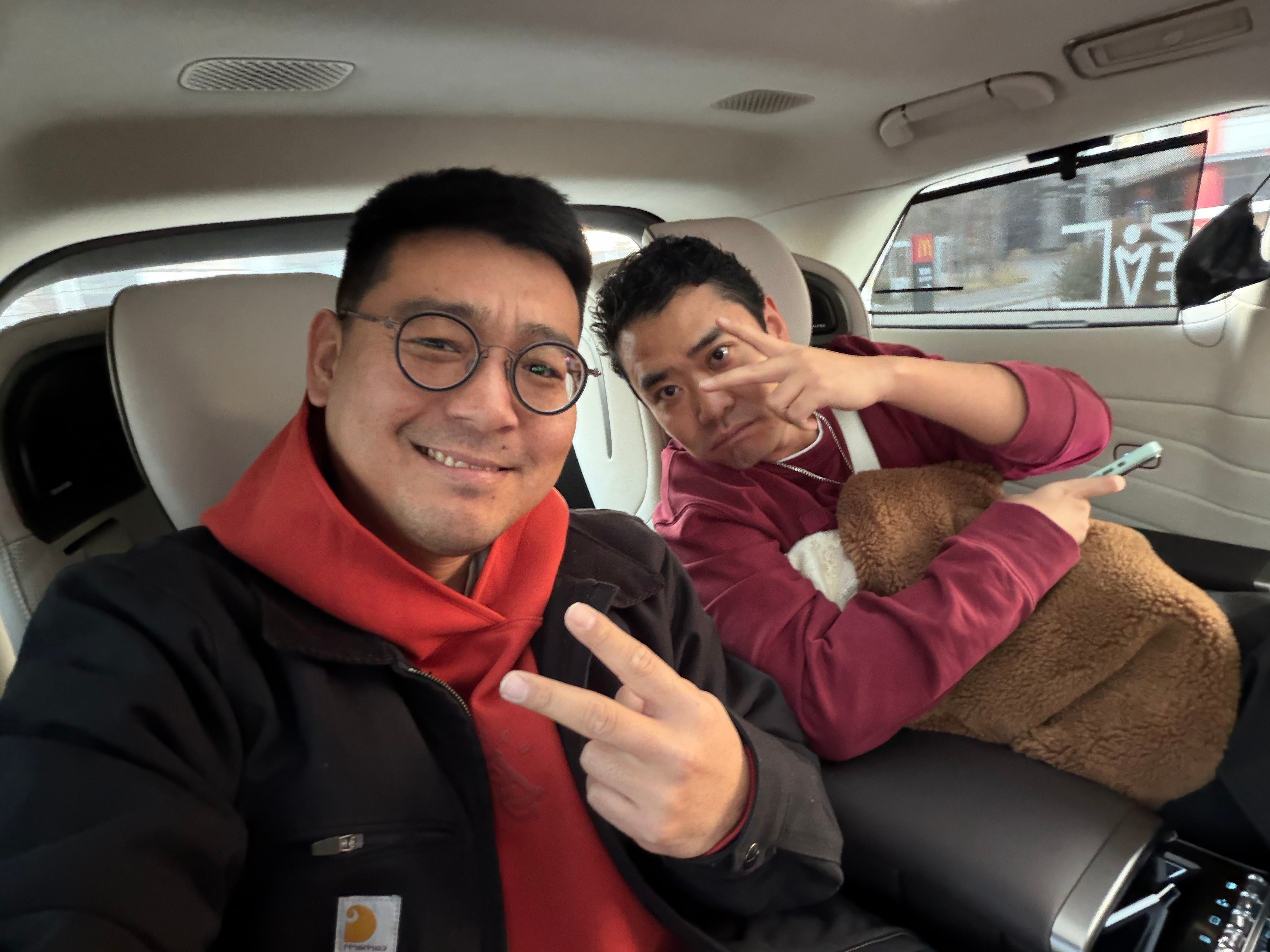 蹭张哥车去参加奇瑞家宴要求穿红带马 我这也算吧