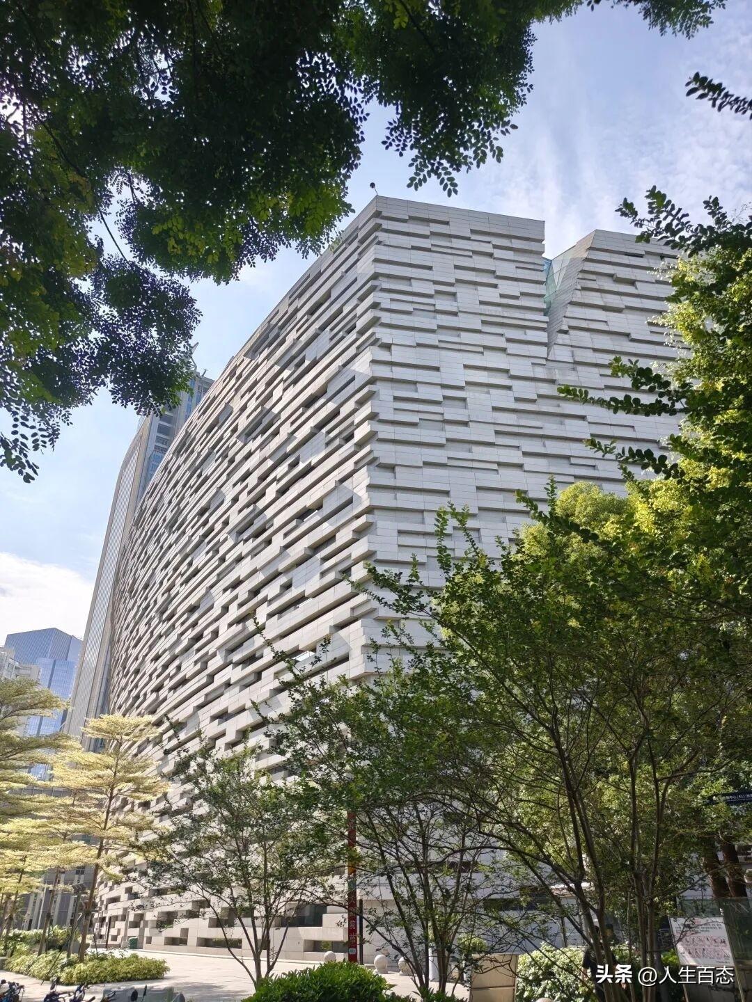 武汉图书馆，失业后的庇护所—免费的水、电、Wi-Fi。

九点开门，八点就有人排