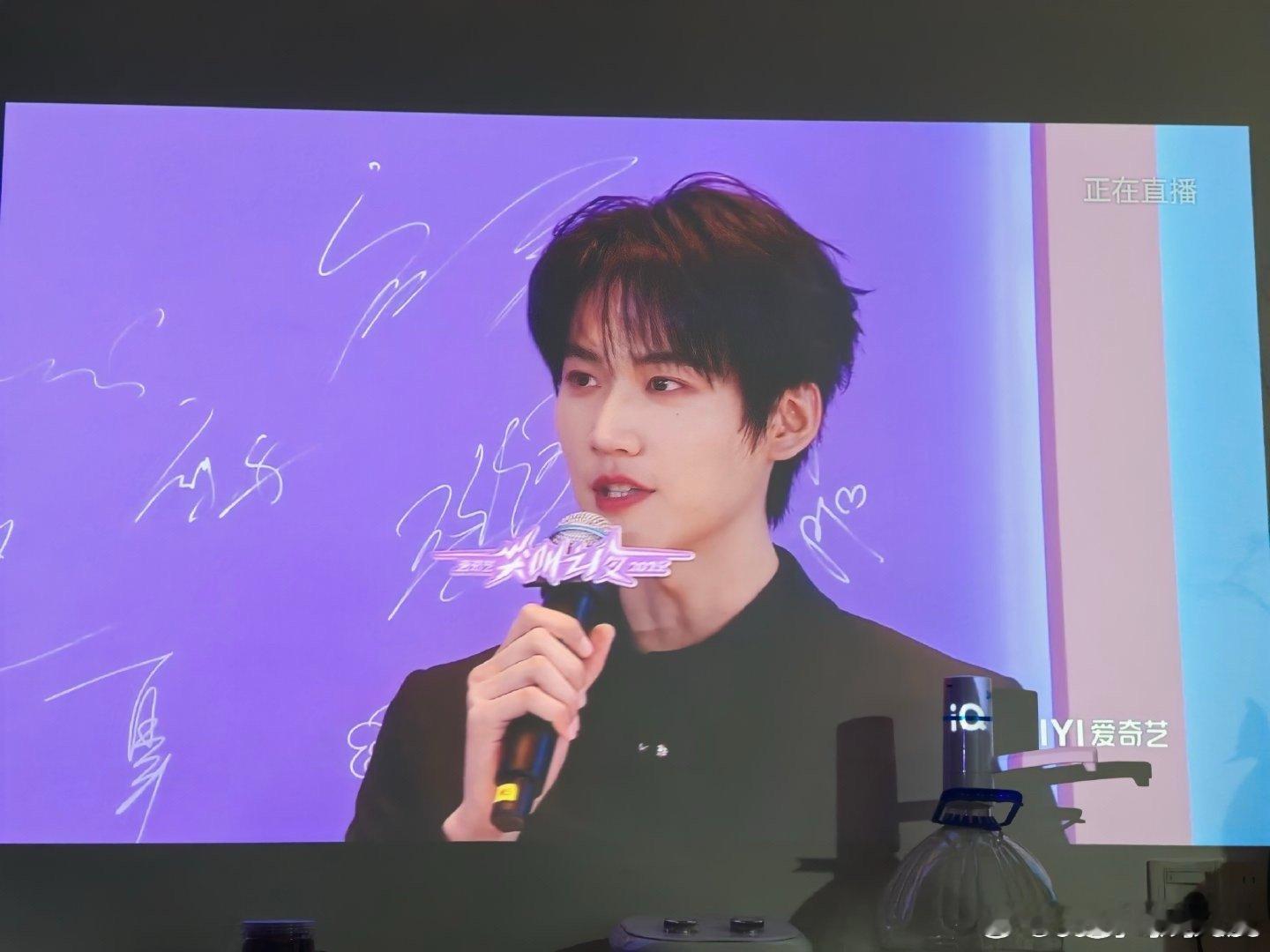 周柯宇红毯最快换装尖叫之夜红毯劳模非周柯宇莫属！刚走完立马换西装外套随新剧组二登