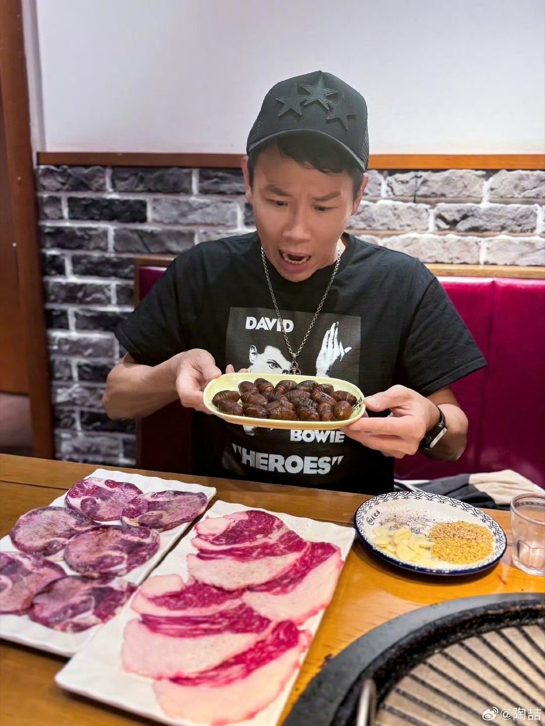 陶喆 食物链底端的男人 东北炸蚕蛹让陶喆认了怂，稳稳站在食物链最底端！不知道哪个