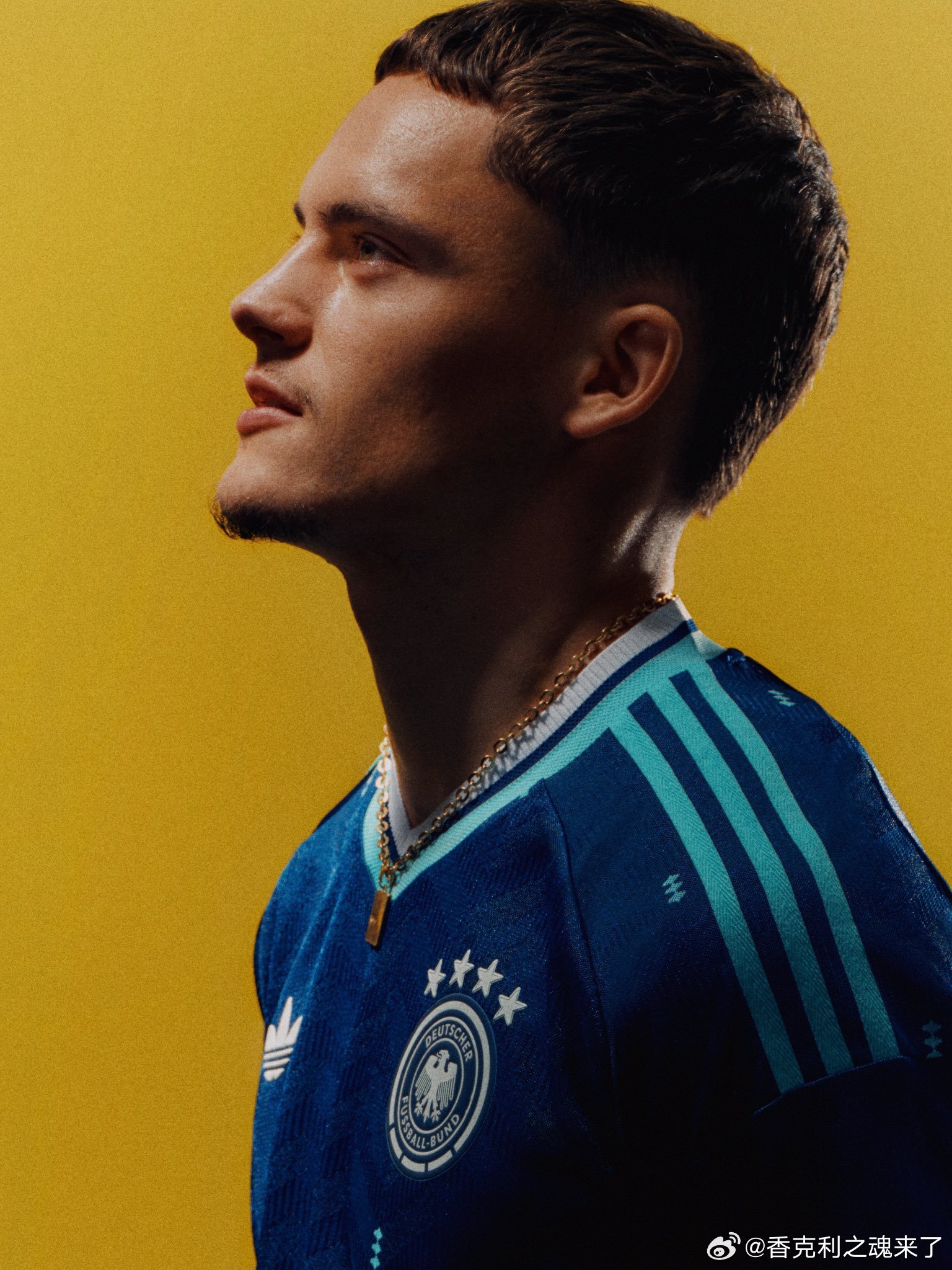 维尔茨和麦卡的国家队客场队服利物浦