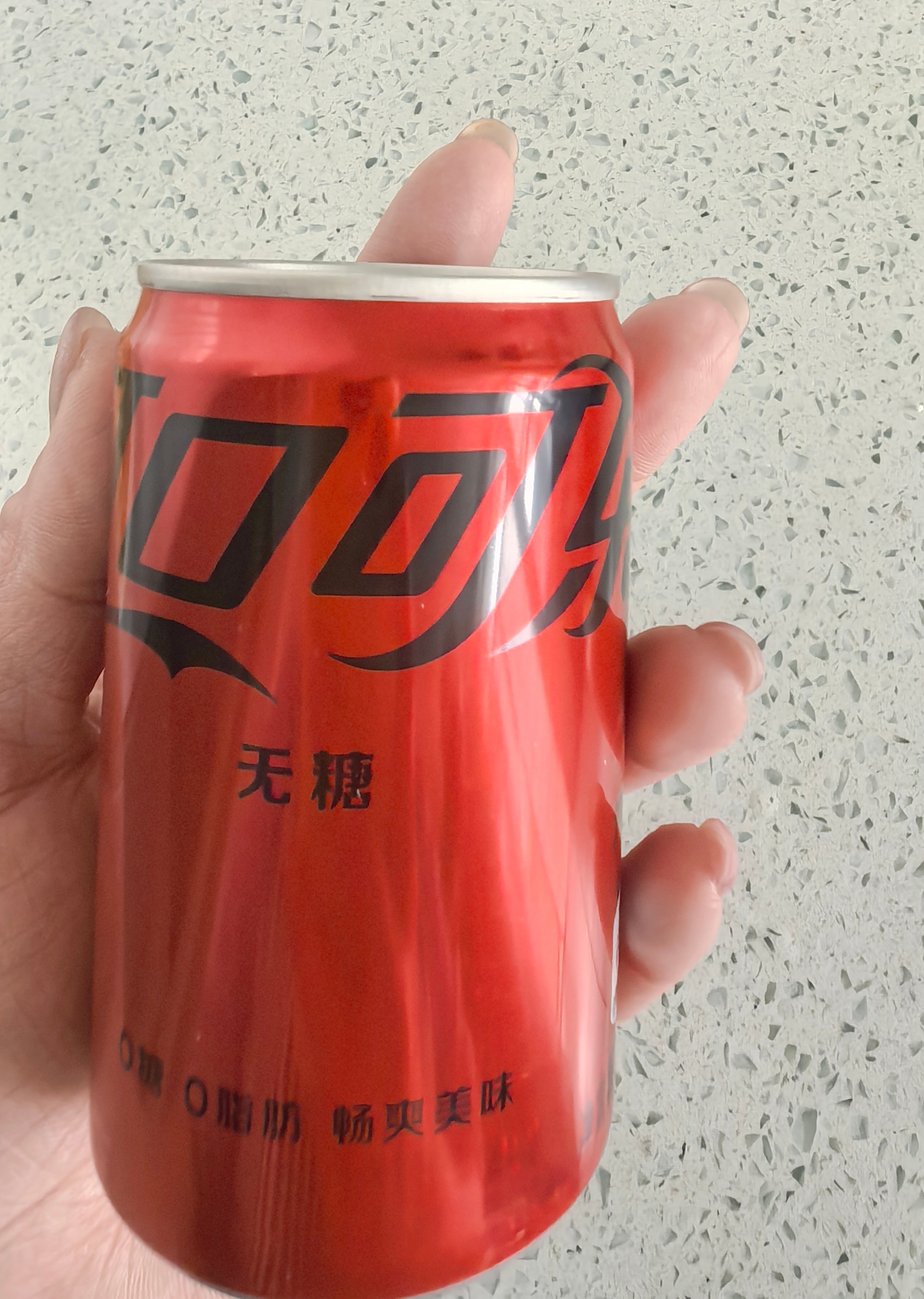 每日一餐分享 我的午饭就是如此简单和凑合😂，来罐迷你的可口可乐，爽快！ 