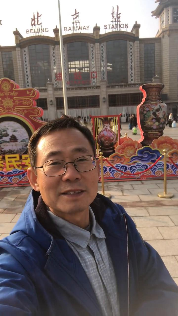 北京站。
在我的身后来到了北京，又回到了这样一个很美好的地方，开始了我一天的工作