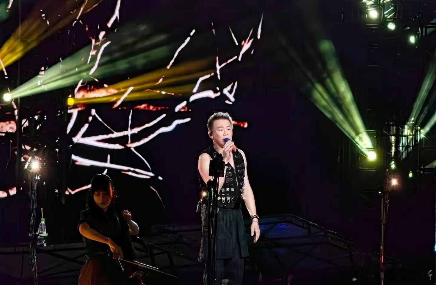 陶喆从五金店进货的马甲 广州演唱会新战袍五金店同款马甲哈哈哈哈！上叮叮当当挂了几