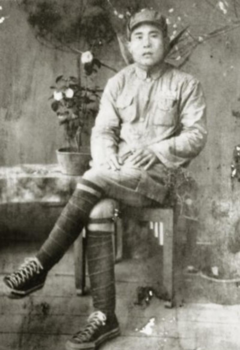 申效彬（1917年---1993年），山东省章丘市明水镇人。弃商从戎，跟随黎玉参