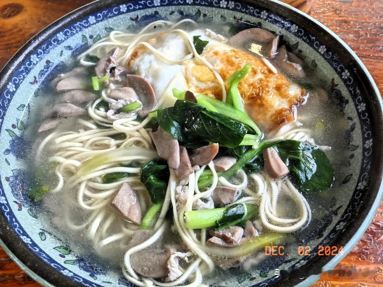 扬州早茶新探探，一碗本地人常吃的腰花肉丝面。用料新鲜，加的榨菜片都是新鲜现切，味