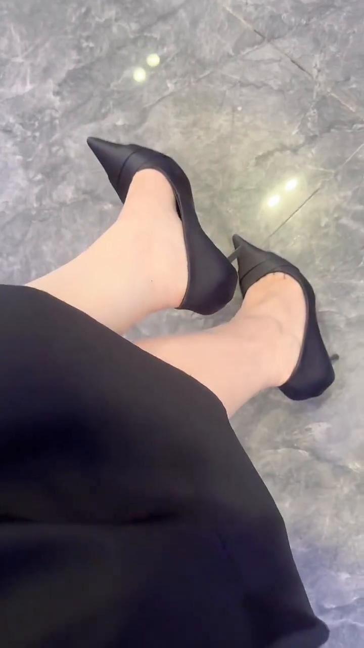春天里那个白花香，浪里个浪里个浪里个浪，河川的太阳在天空高。
