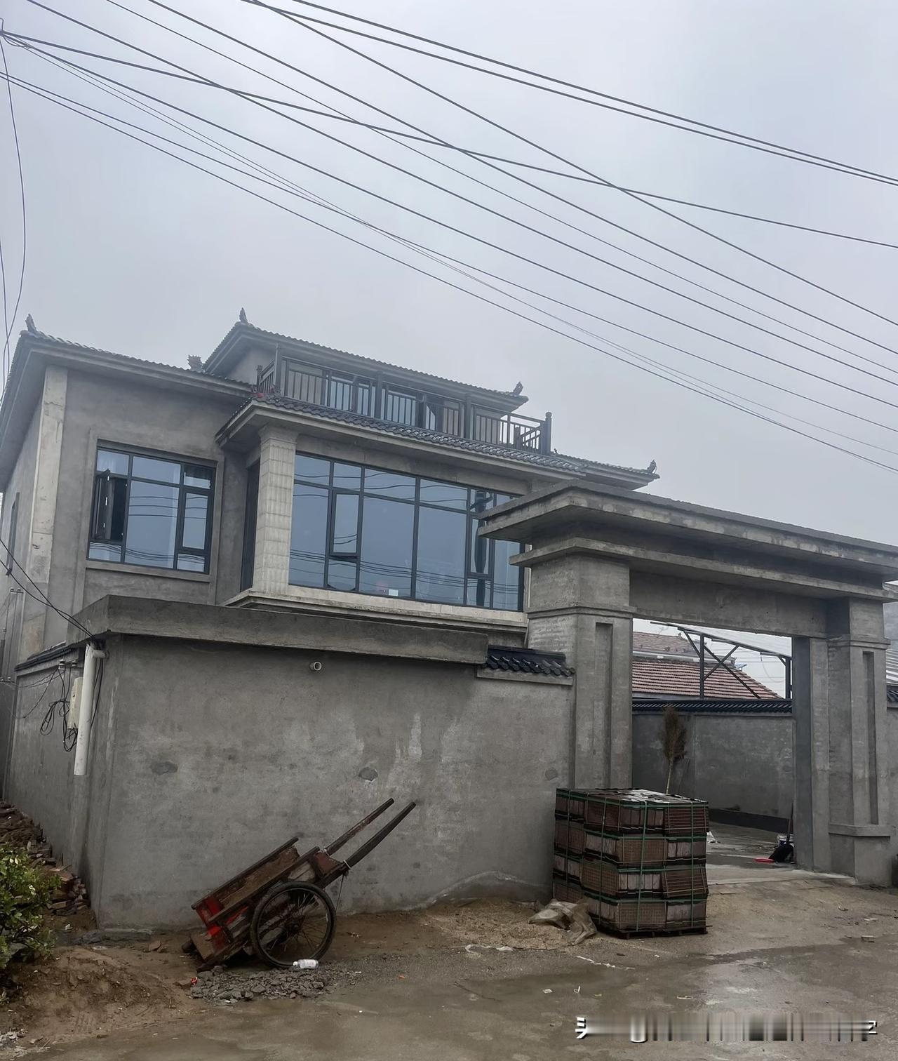 整个村子仿佛收到了统一指令，家家户户都开始动工盖房了。前几天回家，进村那条路我几