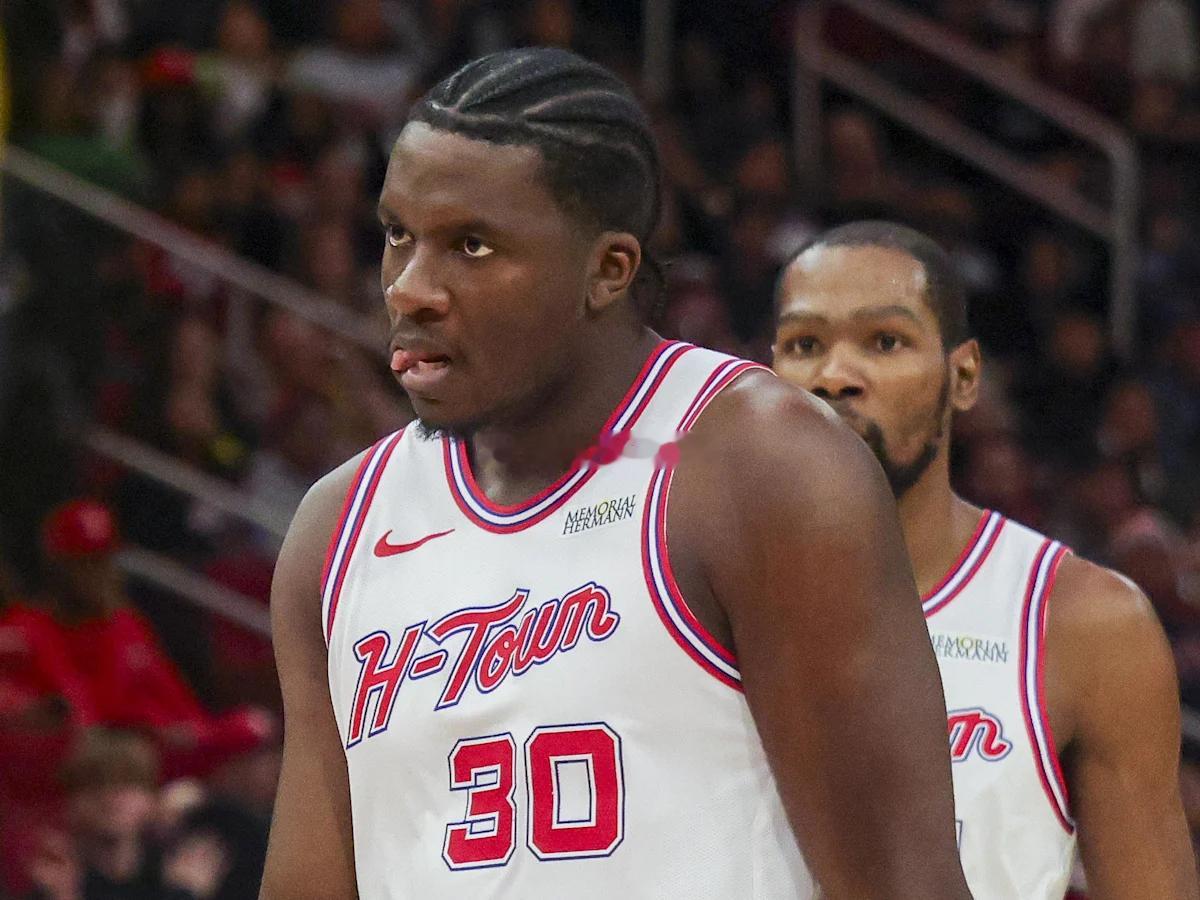 这场打内线已经没人可用的灰熊，卡佩拉的出场时间只有6分37秒，而且下半场比赛都没