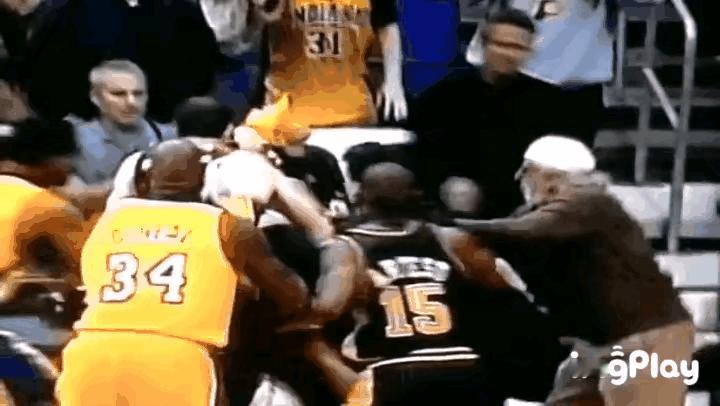 科比和雷吉米勒激烈互殴的一幕，绝对是能载入NBA史册的……
因为大奥尼尔、小奥尼