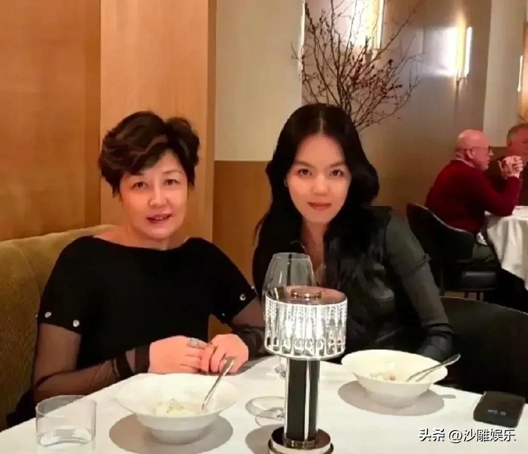 哈文母女，引起热议！

6月27日，57岁的哈文突然冲上热搜！
这一次跟怀念李咏