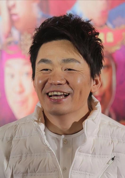 2023年，宋喆坐了6年牢出来了，本想继续做经纪人，可他名声太臭，娱乐圈里没人肯