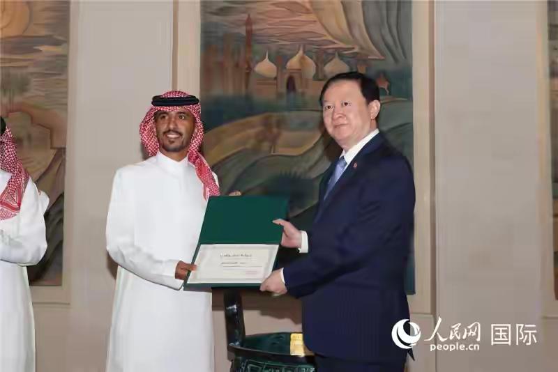 沙特哈伊勒省的暴雨洪水见证了一场跨越国界的生命救援。三名沙特青年在湍急水流中冒险