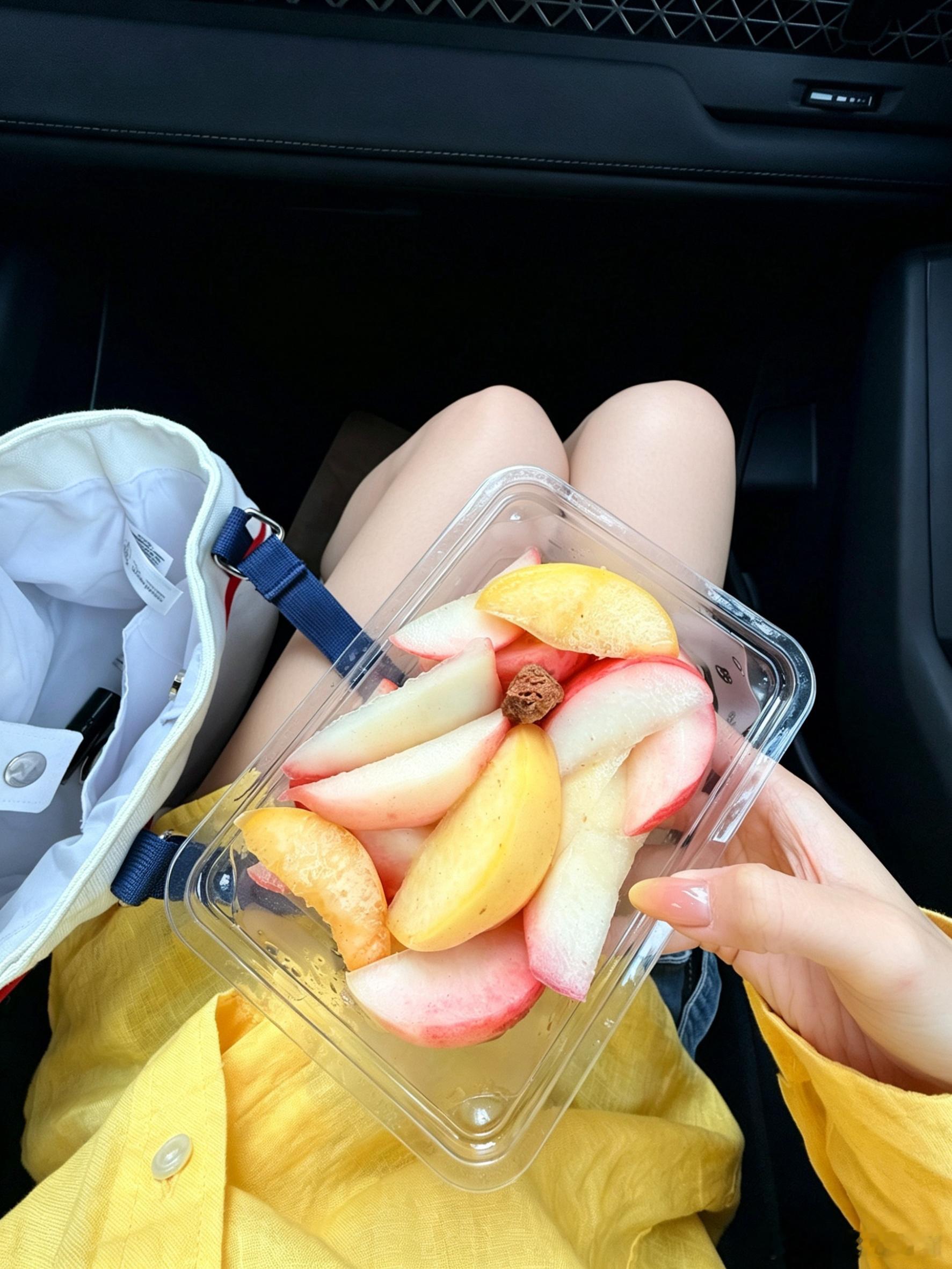话梅拌水果是一项伟大的发明，可以让一些食之无味的水果重获新生。美食分享
