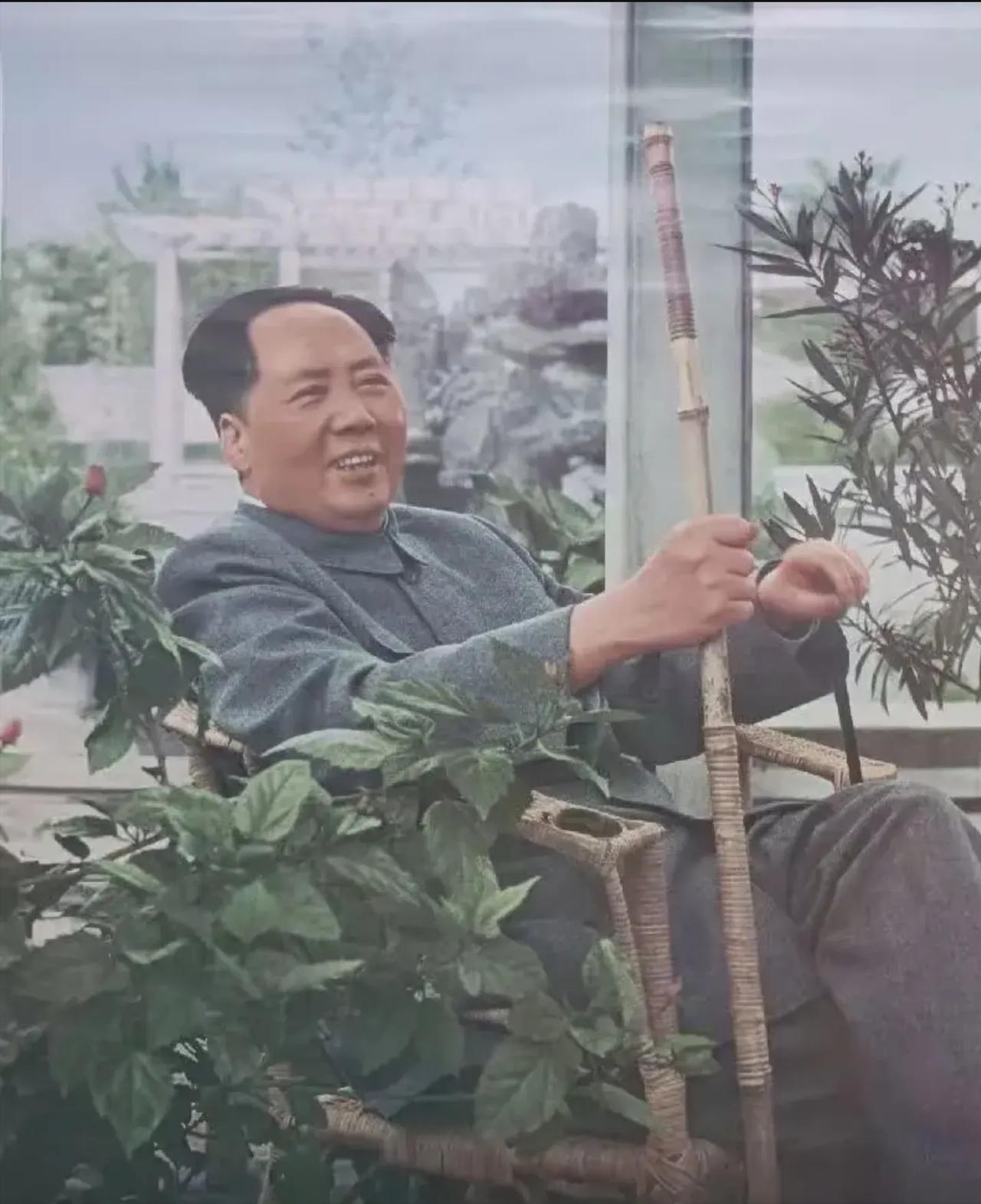 你见过这样的毛主席吗？伟人坐在椅子上，笑容满面，精神状态满分，手持竹拐杖，这画面