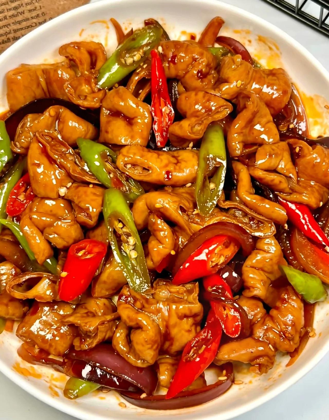 【中秋家宴美食推荐】 干煸肥肠，独特醇香，是中秋团圆家宴上不可或缺的一道佳肴！
