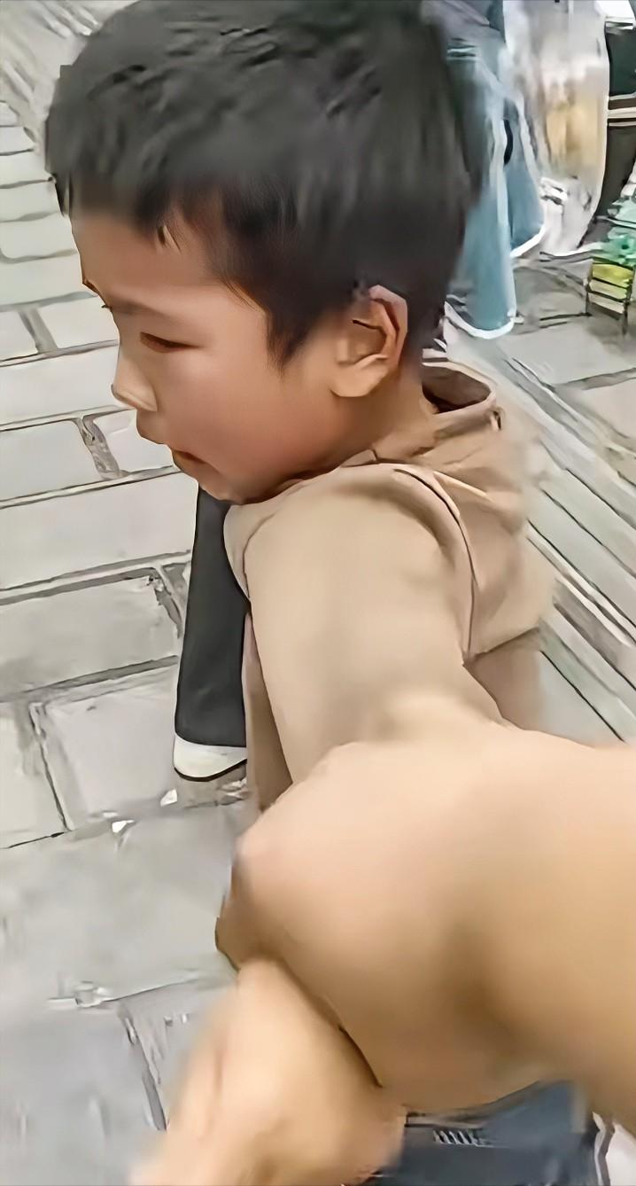 泪目！儿子在街上隅遇离婚一年的妈妈，儿子哭着上前抱住妈妈说：我好想你，妈妈心都碎