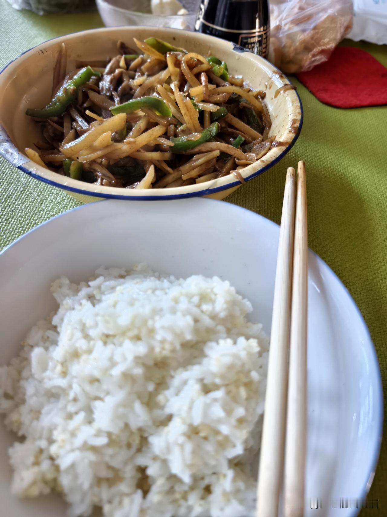 秋日生活打卡季 忙碌的生活里，山西偏关猫姐家的午餐也是越来越简单了，青椒蘑菇炒土