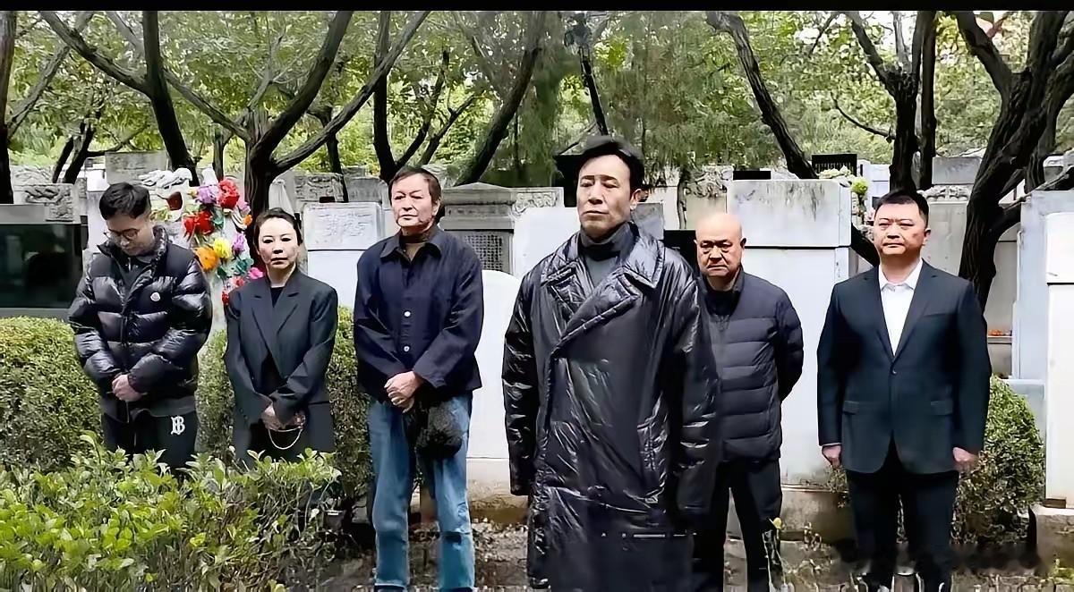 于和伟拍完戏未参与庆功，独自赴福州文林山吴石将军墓前献花鞠躬，用手机拍视频“告知