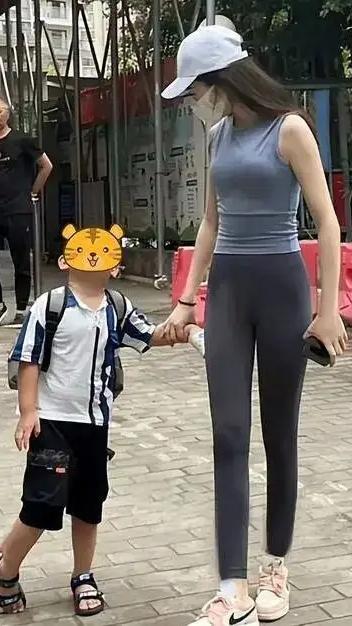 这样的妈妈去接孩子，男家长都爱去接孩子了呢！！！