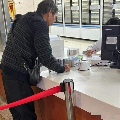 2023年，贵州一老人到田里插秧时，意外捡到了107张50面值的纸币，几天后，老