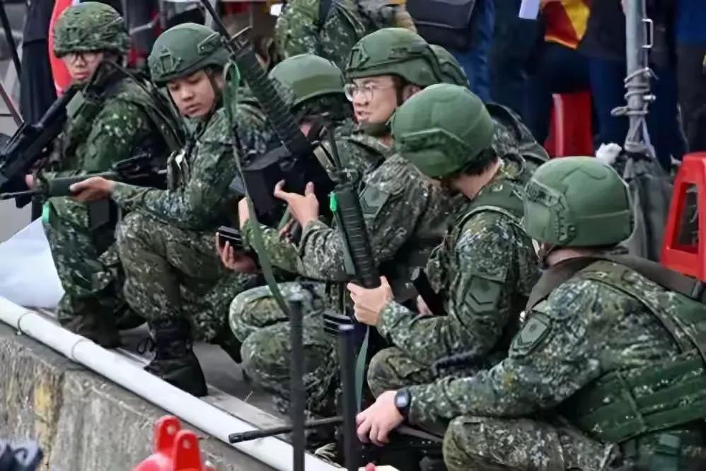 秦安：宁愿赔 2000 万，也要逃离台军。超 4000 人愿赔偿走人，统一快了！
