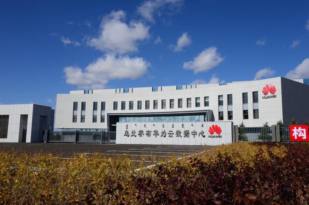 凭借低温省电、低价绿电、离北京近、延迟低的优势，乌兰察布如今成了国内顶级AI算力