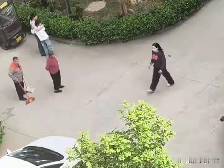 月薪五万主管豪车载情人逍遥游，妻子清晨铁锤怒砸百万豪车！全网热议：婚姻红线被碾碎