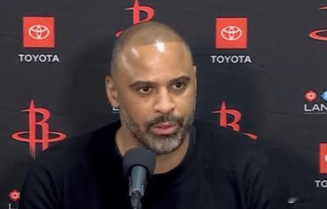 虾仁猪心！乌度卡谈湖人：

“湖人一开始总是摆出一副看起来很强硬的姿态。”

“