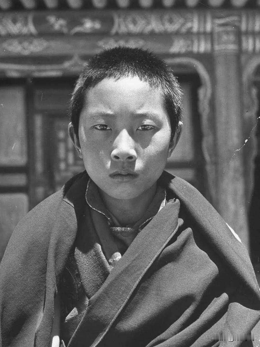 少年时期的十世班禅额尔德尼·确吉坚赞（俗名贡保慈丹）与青海塔尔寺有着极为深厚的渊