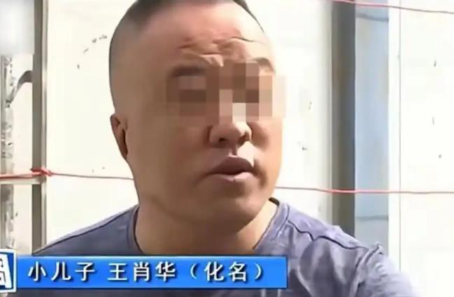 断臂男子独自赡养父母20年，为还外债卖掉老房子，谁知母亲偷偷给国外的3个儿女打电