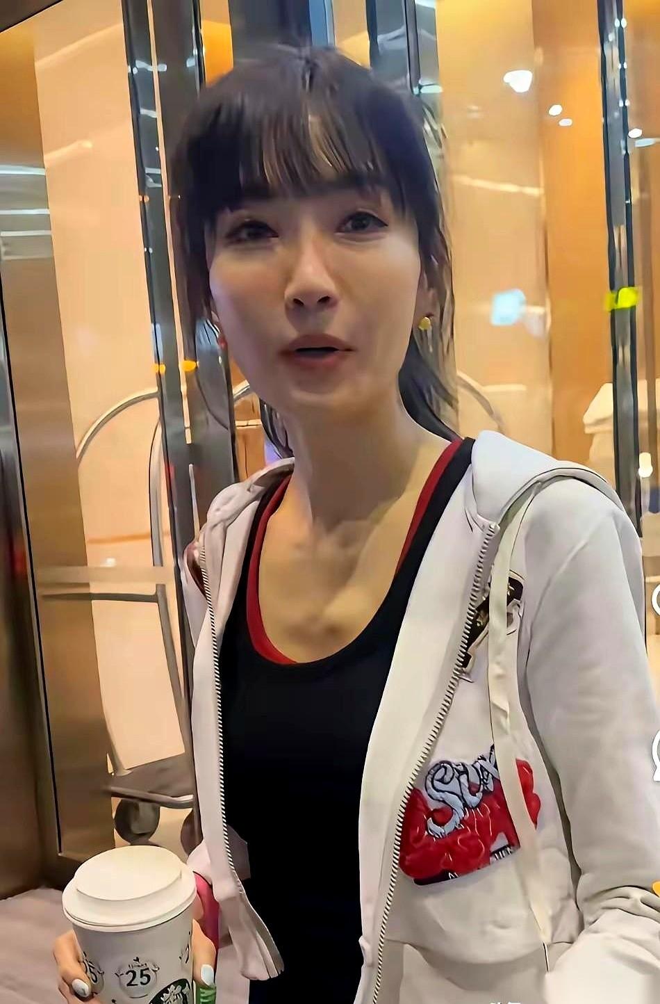 刷到谢金燕的近照，我把手机拿远，又拉近，反复确认那个数字——50岁。
再看看周围