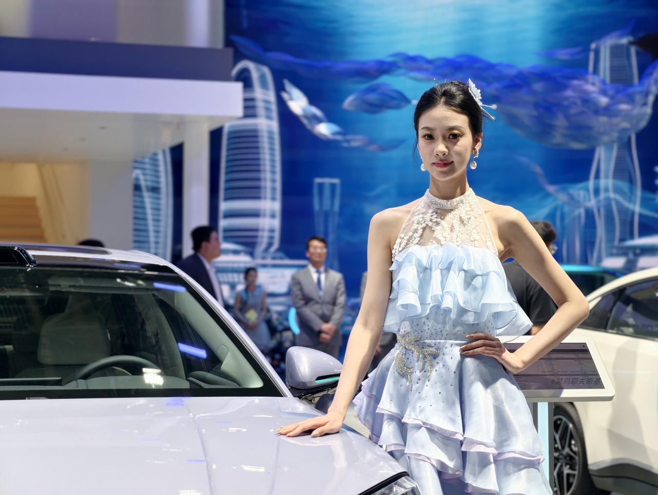 我们继续探馆北京车展比亚迪专馆。在E3馆你可以看到——
海豹07
海狮05
海狮