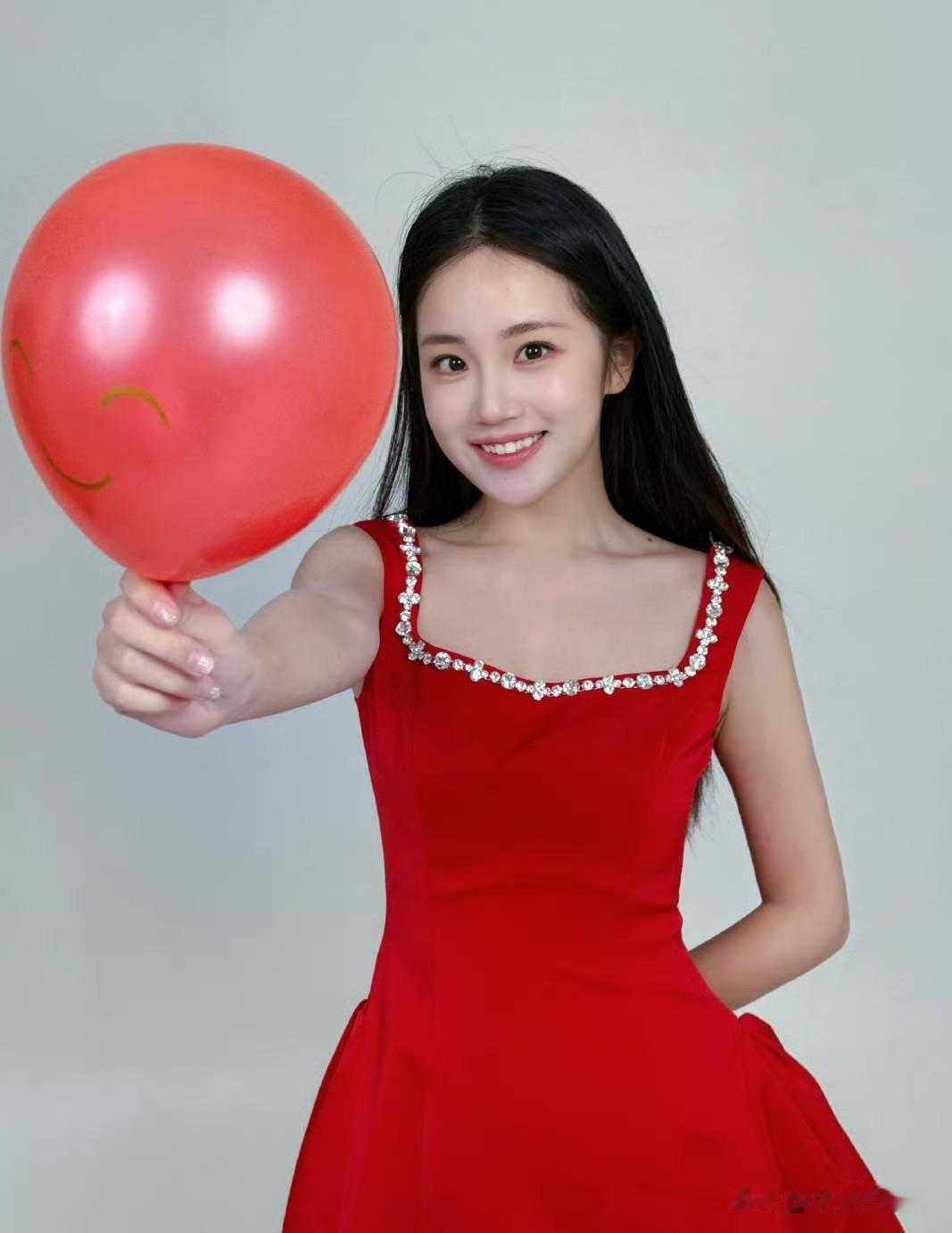 元气满满的一天，从红裙和笑脸气球开始！🎈💃
