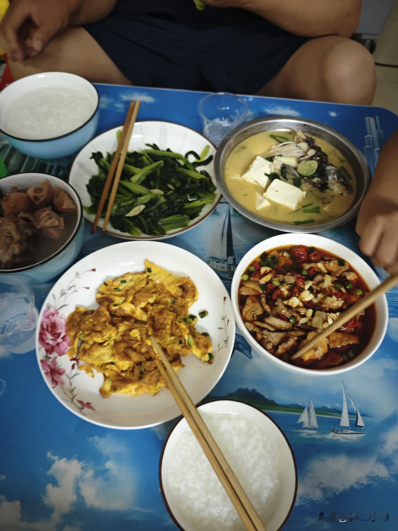 说实话每天多做几个菜其实也很累的，站久了腰疼，不做饭菜在外面吃也不卫生，而且孩子