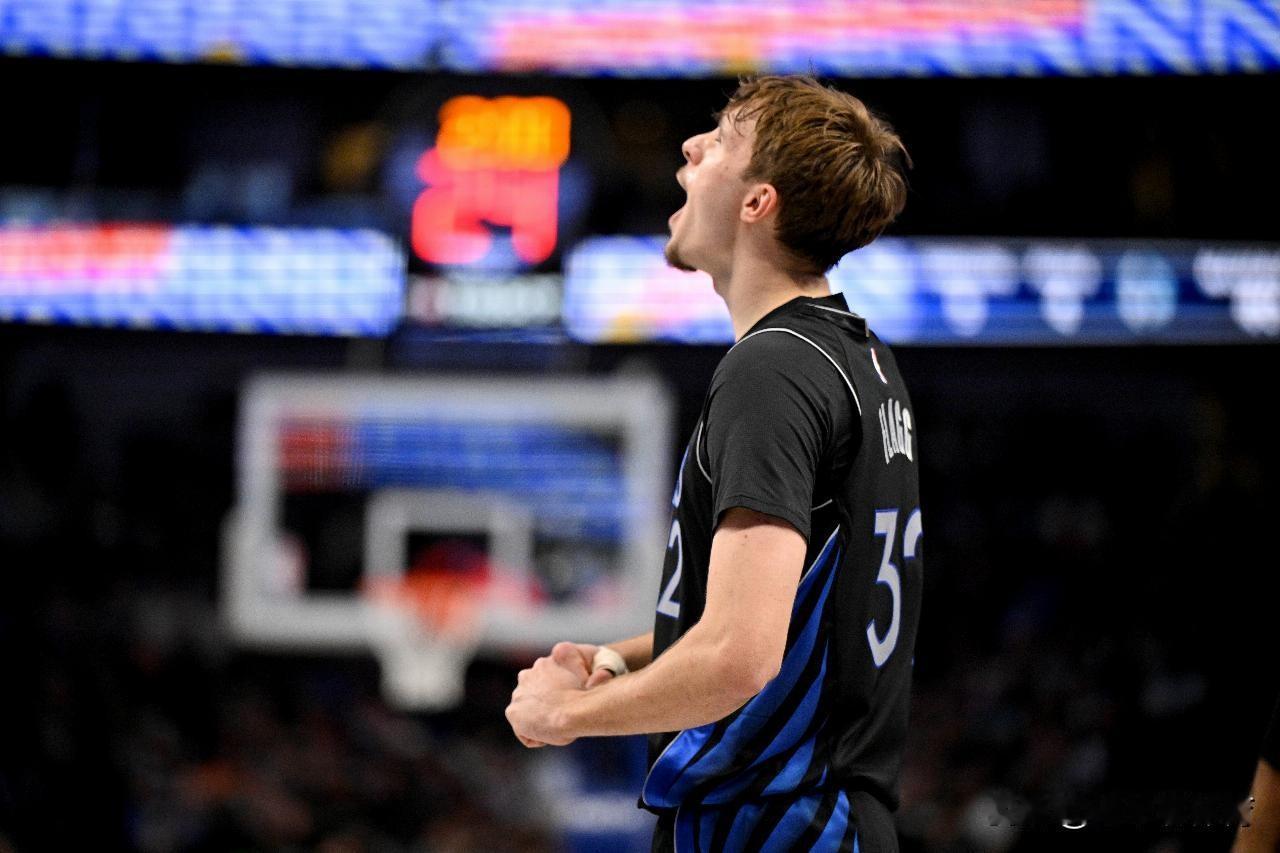 谁还有梦想？
今天快船再输给独行侠后，遭遇了四连败，最近15场输掉了13场。
而