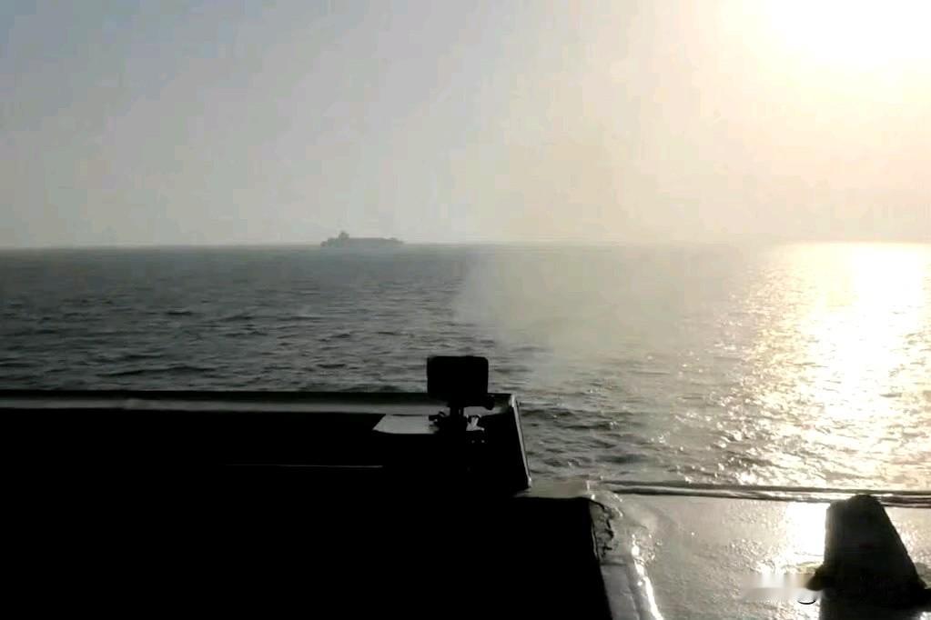 伊朗最高军事指挥部说，美国军舰武力拦截并控制一艘伊朗货船后，伊朗也用无人机袭击了