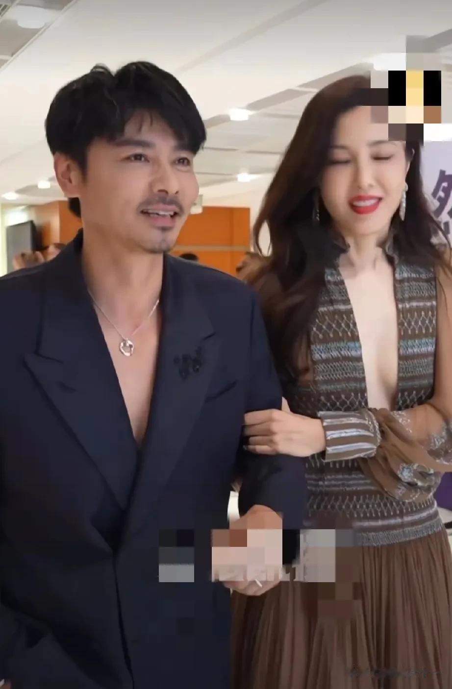 唠归唠，笑归笑，但很明显张晋这胳膊没有一刻是敢表现出自己愿意的[捂脸]