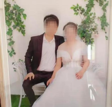 湖南浏阳，已婚女子刘某借口外出帮人说媒，实则是去与同村情人罗某某约会。两人在车内