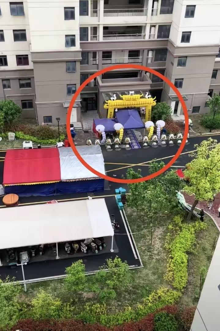 有网友吐槽自家小区里有人离世办丧事，直接把灵堂搭在了整栋楼的出入口，把公共通道全