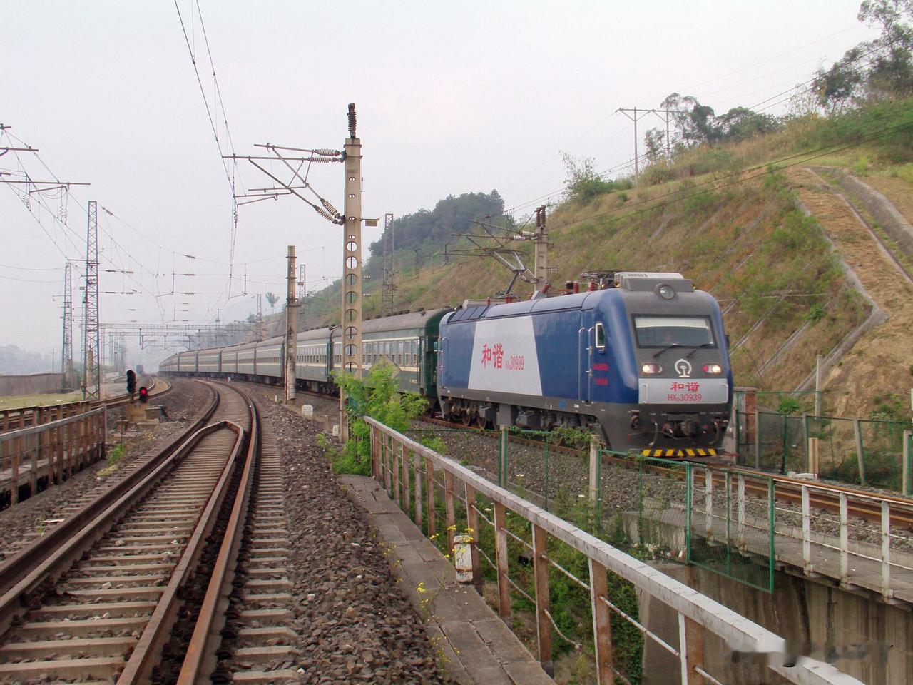 2013年春，呼和浩特东开往重庆北的1265次列车通过磨心坡车站去黄桷线路所方向