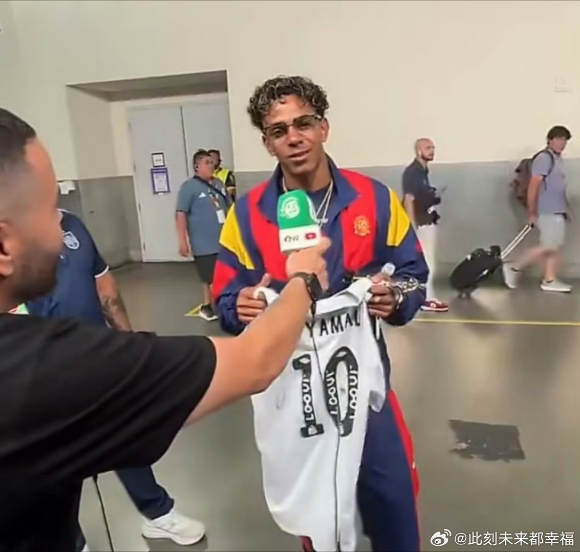 一件亲笔签名的桑托斯球衣，跨越了国界也连接了两代巴西与西班牙的足球灵魂。🇧🇷