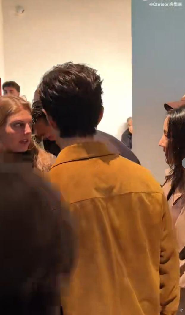 肖战头排看秀刘雯开场 哇哦！肖战头排看秀，刘雯开场直接把氛围拉满！他上身品牌一月