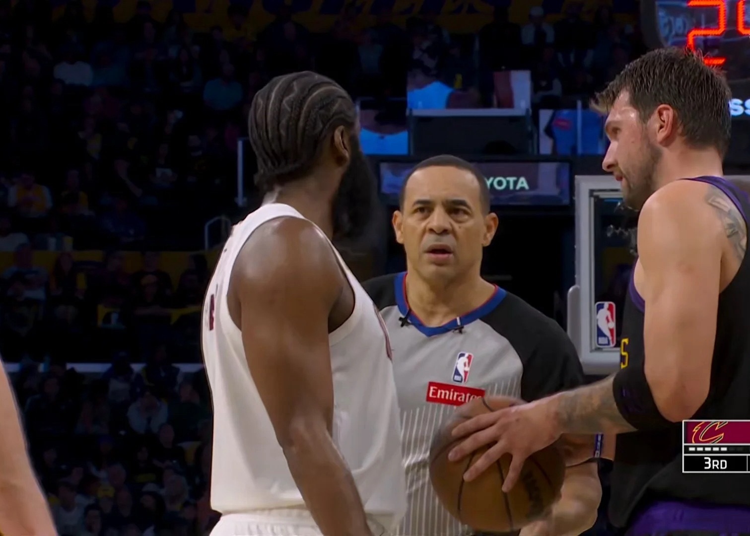 登哥和东契奇上班摸鱼被裁判警告