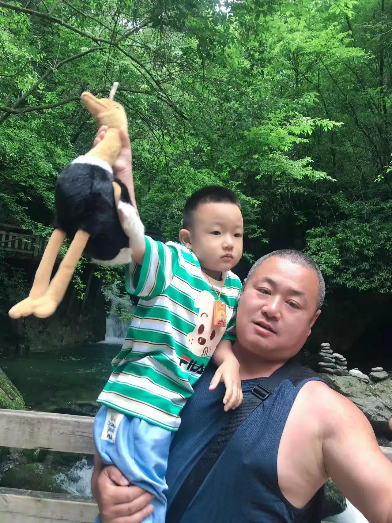 粗腿粗胳膊圆脸，这是否中年大叔的标配？
有人说中年男人大多数都比较油腻，因为经历