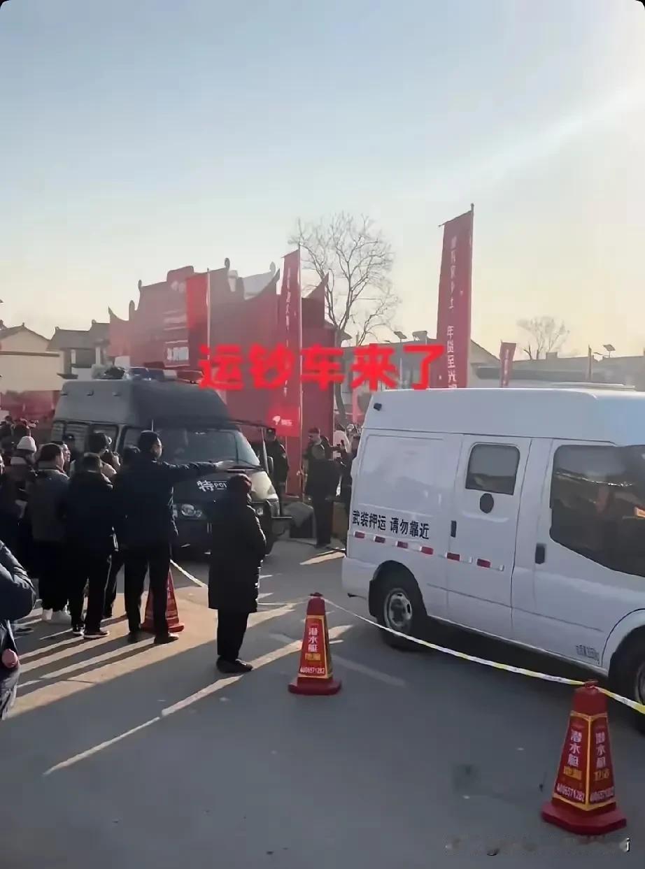 京东的刘强东回村带了1500万现金，不过是炒作罢了，相当于花了广告费，本人认为刘