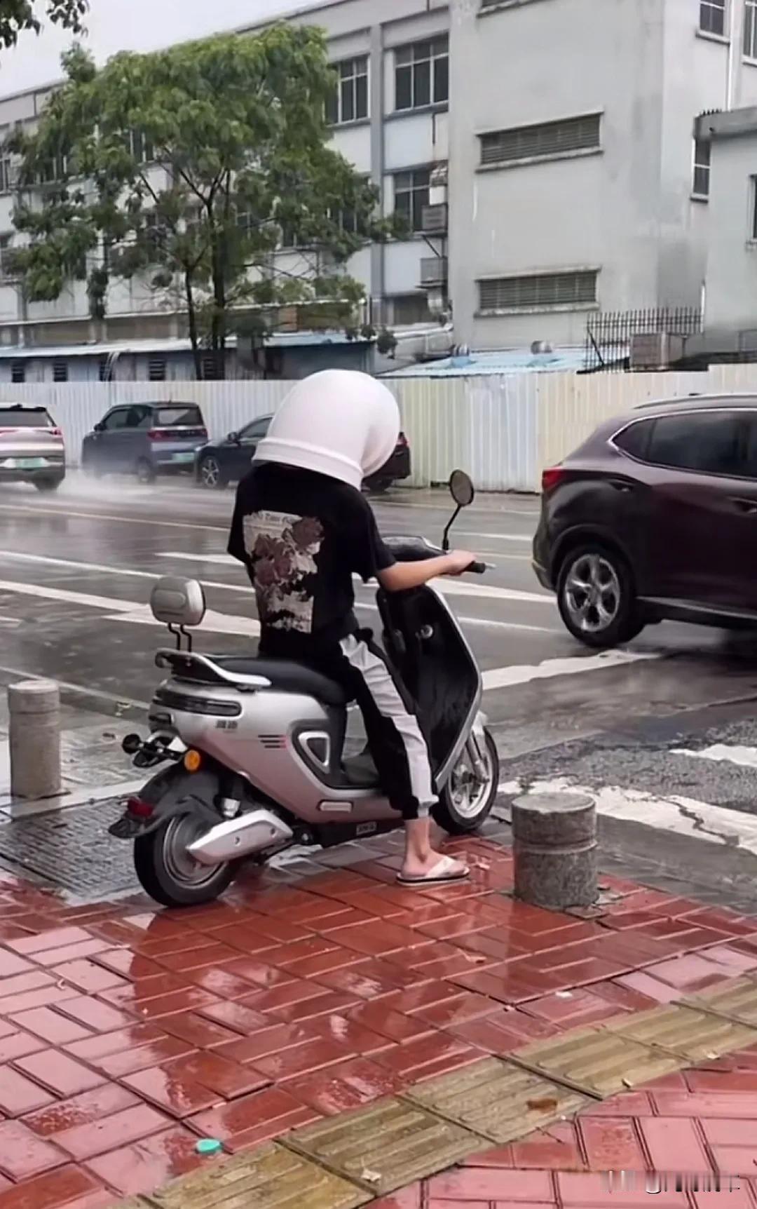 这也太奇葩了，谁都不服，就服你了，一直都比较好奇，为什么下雨天大家习惯性挡头[捂