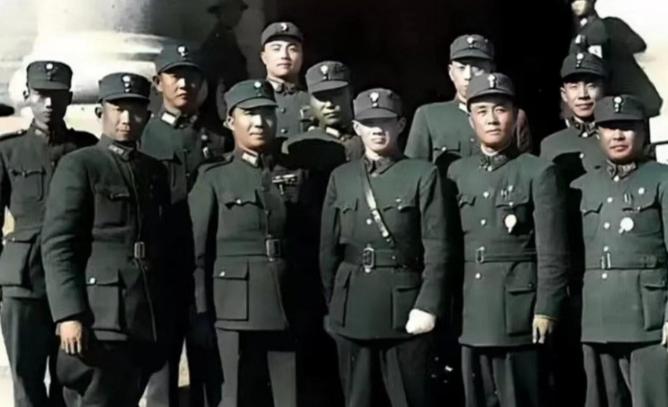 济南解放前夕，国民党中将王耀武叫来亲信张文明，说：“油库的一千多桶汽油，一定要保