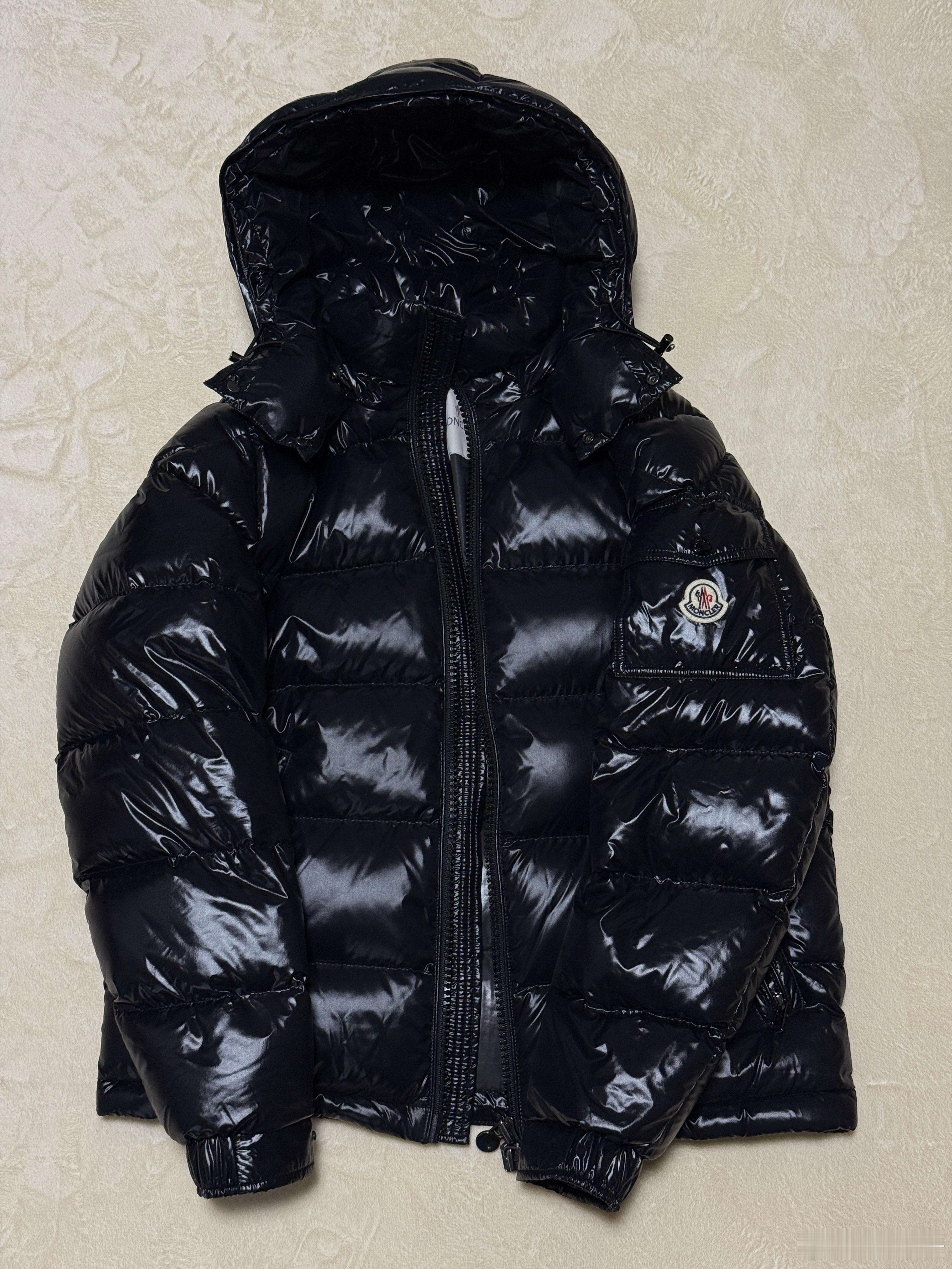 我家里两款常穿的羽绒服：1、14900元买的蒙口玛雅，充绒量204g2、3099